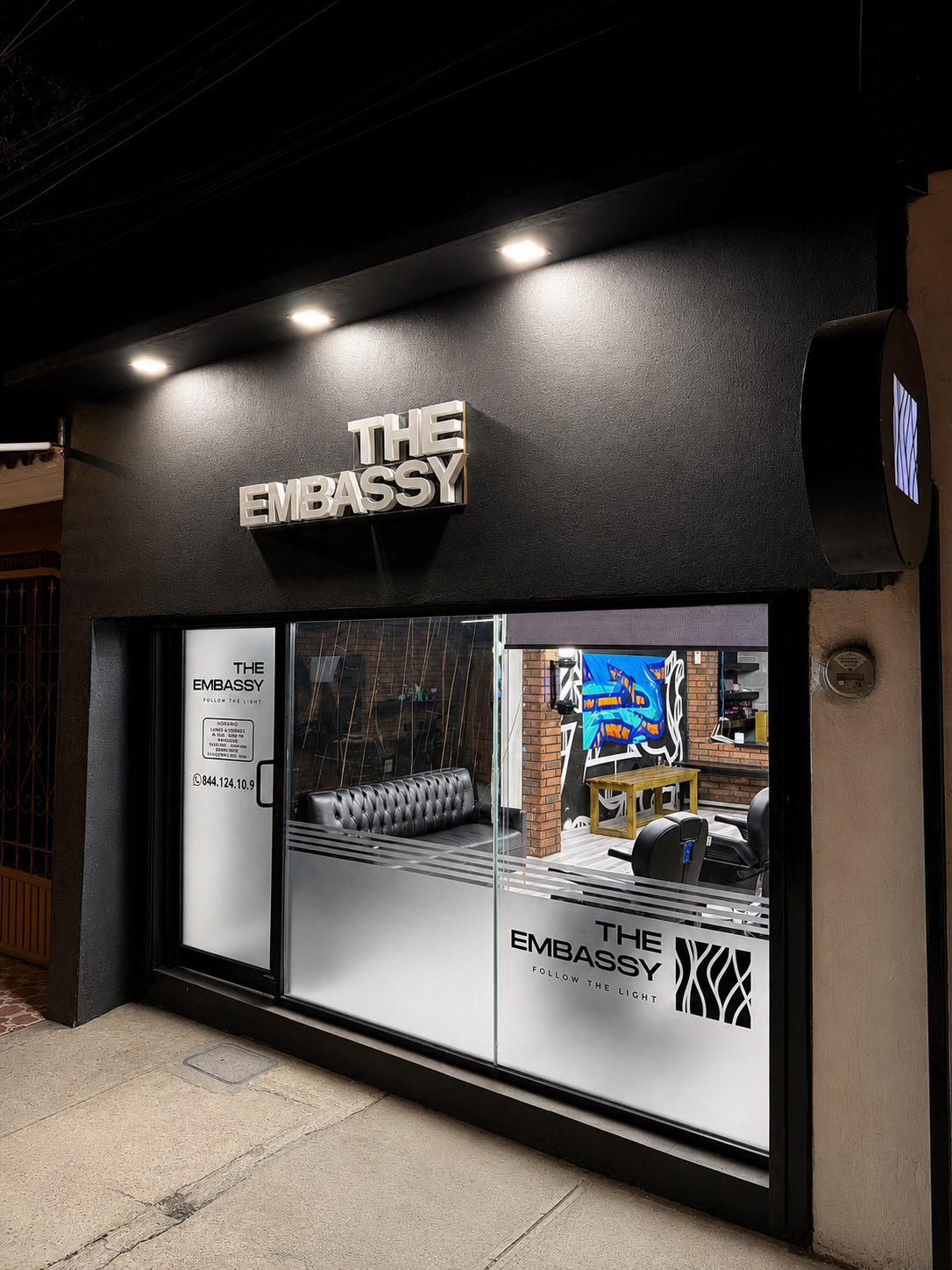Fachada de The Embassy Barber Shop en Bellavista, Saltillo