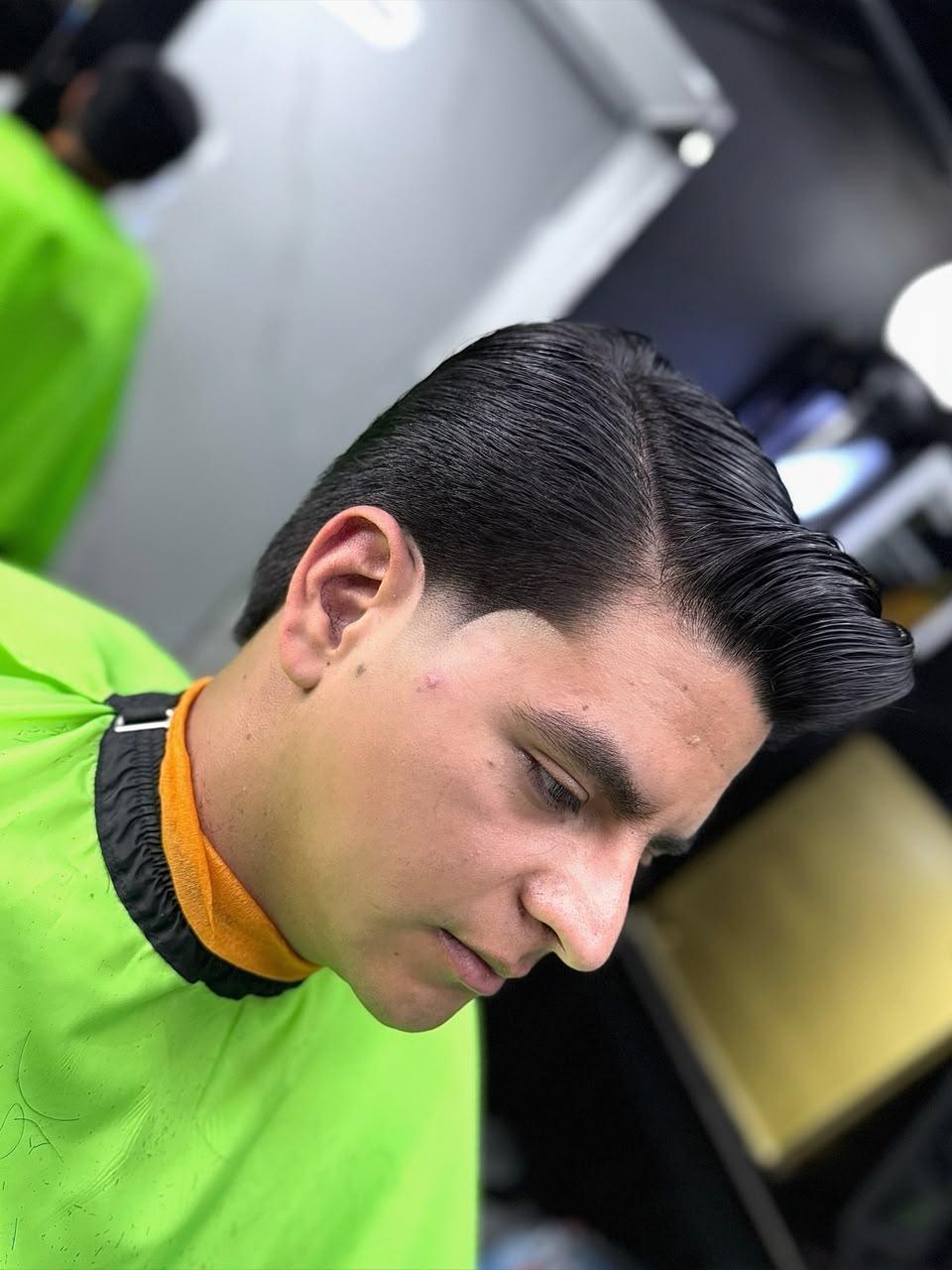 Corte de cabello premium para hombre en The Embassy Barber Shop, Saltillo