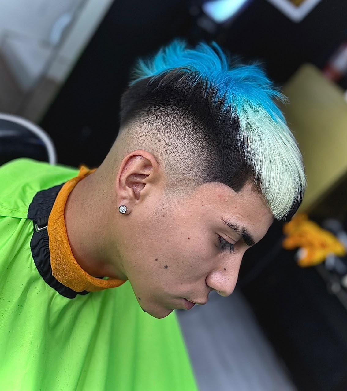 Diseño de color de cabello para hombre en barbería premium Saltillo