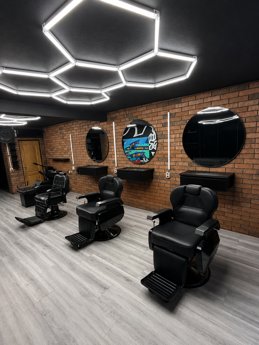 Área de corte con sillones de barbero en The Embassy Barber Shop