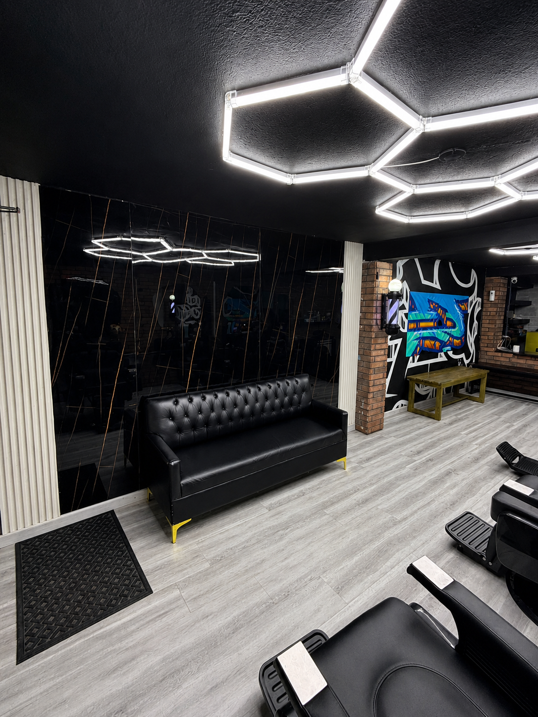 Sala de espera de The Embassy Barber Shop en Saltillo