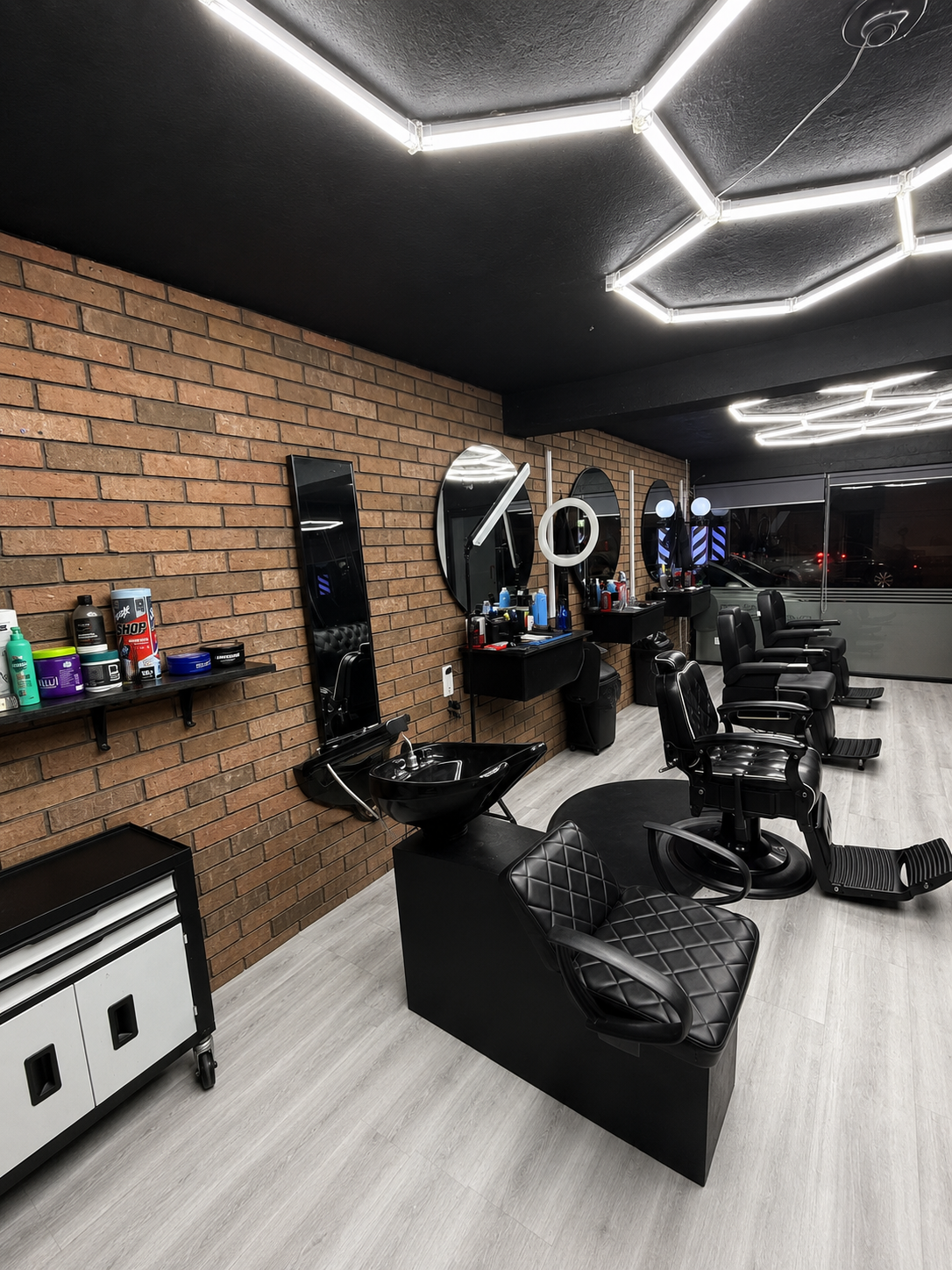 Estación de lavado y productos de barbería en The Embassy Barber Shop