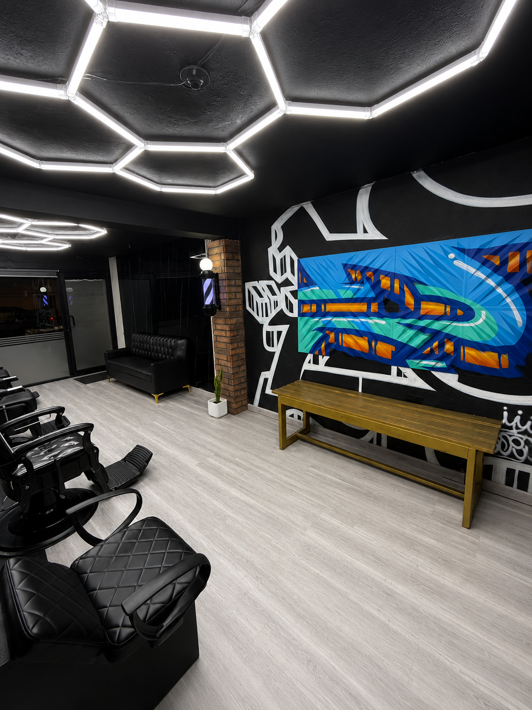 Zona de descanso y ambiente de The Embassy Barber Shop
