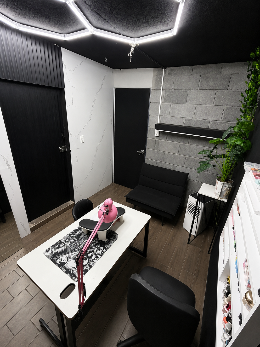 Área de manicure de The Embassy Barber Shop