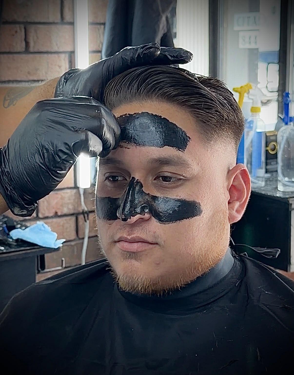 Mascarilla facial de limpieza para hombre en barbería premium
