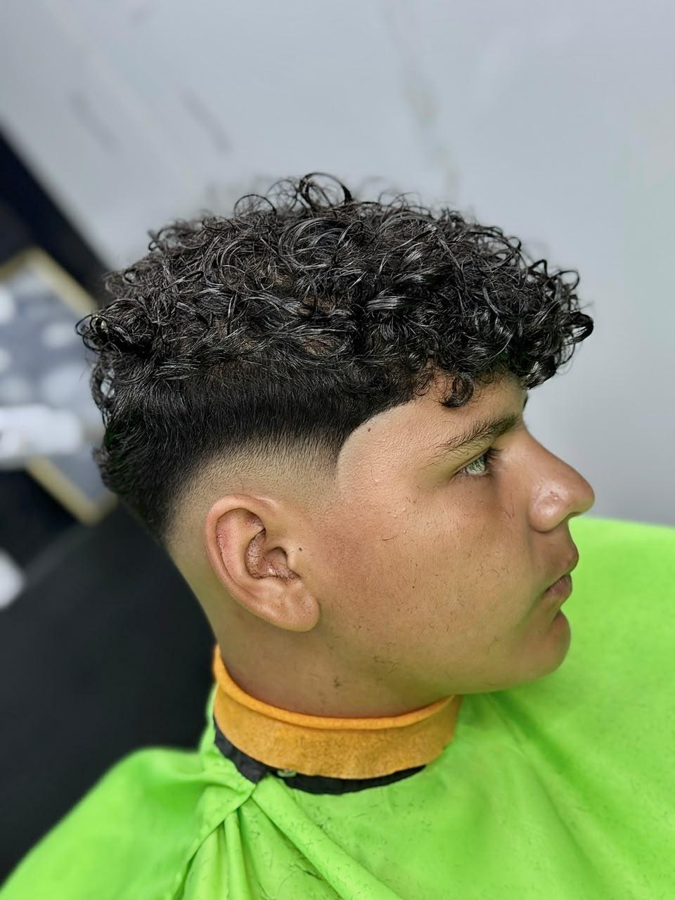 Permanente de rizos para hombre en barbería premium Saltillo